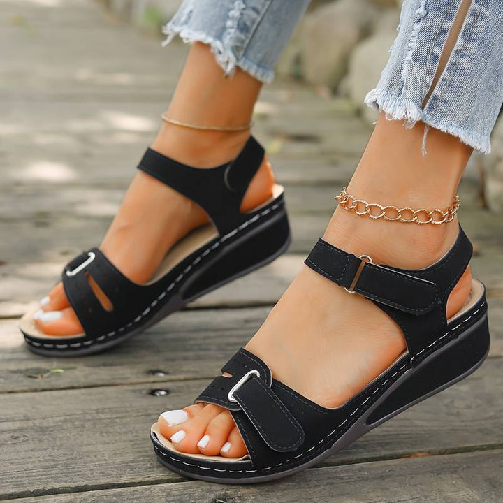 Elegante braune Alena Damen Keilsandalen. Perfekt für Sommer & Freizeit. Komfortabel & stützend für jede Gelegenheit.