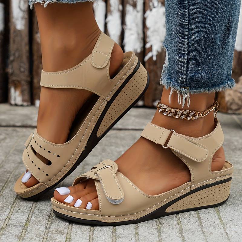 Hochwertige Alena Damen Keilsandalen aus weichem Material. Ergonomisch, bequem & stützend für lange Sommertage.