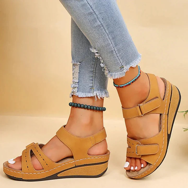 Modische Alena Damen Keilsandalen mit ergonomischer Fußstütze. Bequem, verstellbar & rutschfest für optimalen Komfort.