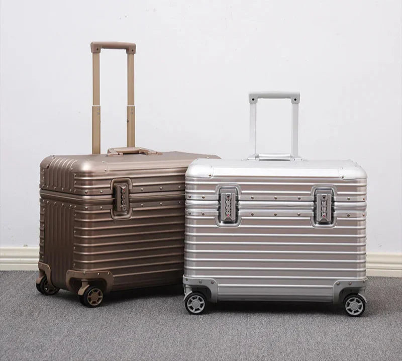 Hochwertiger Hartschalenkoffer aus Aluminium-Magnesium mit sicheren TSA-Schlössern und leisem 360° Rollsystem.