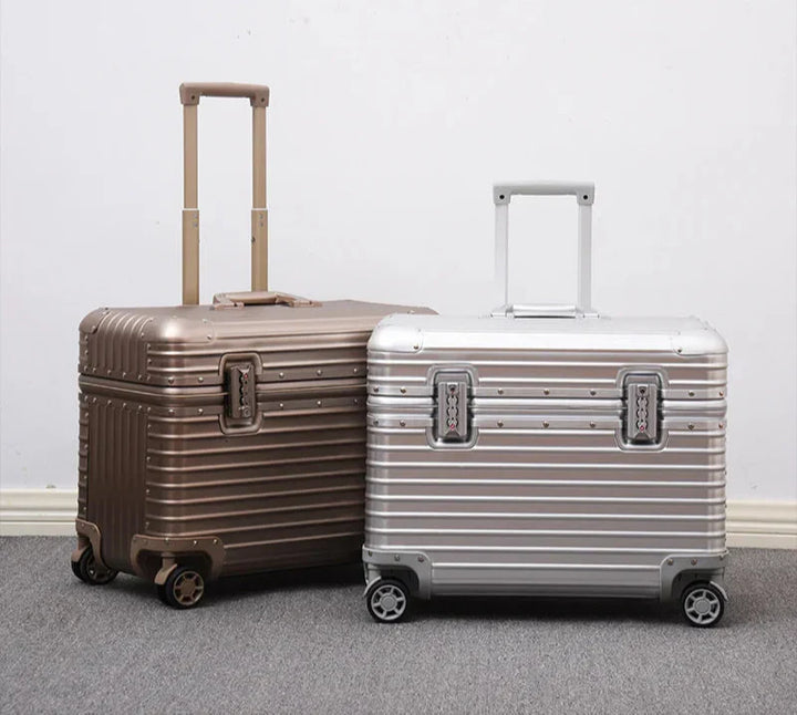 Hochwertiger Hartschalenkoffer aus Aluminium-Magnesium mit sicheren TSA-Schlössern und leisem 360° Rollsystem.