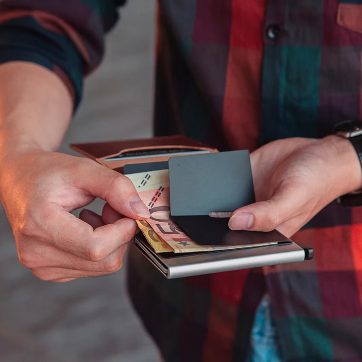 Herren Accessoire: Aluminium Portemonnaie mit RFID-Schutz und smartem Kartenmanagement.