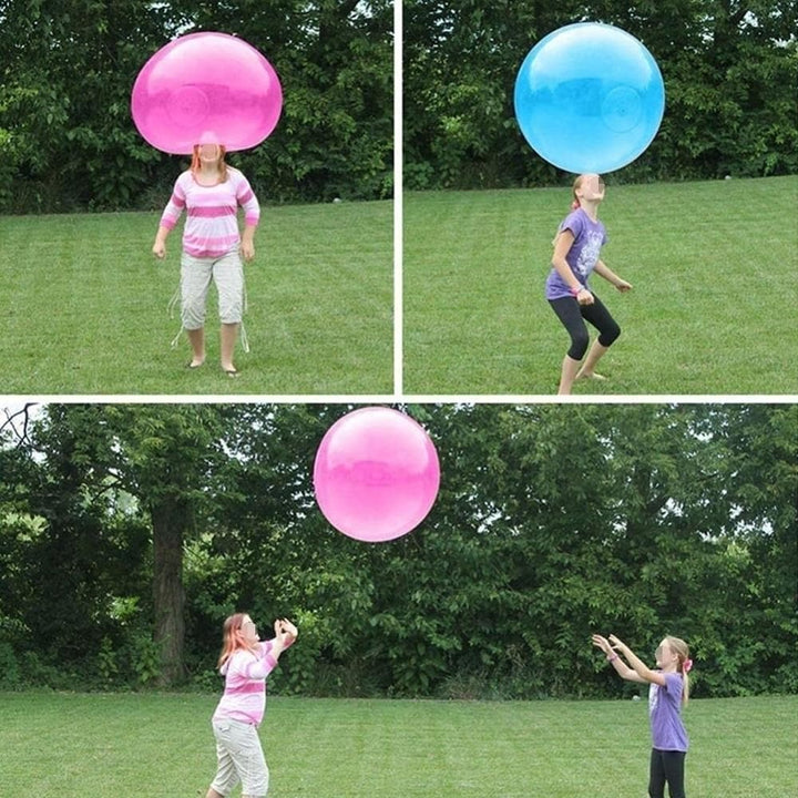 Familie genießt den Sommer mit dem robusten Riesenspielzeug Bubble-Ball im Garten, perfekt für alle Altersgruppen.