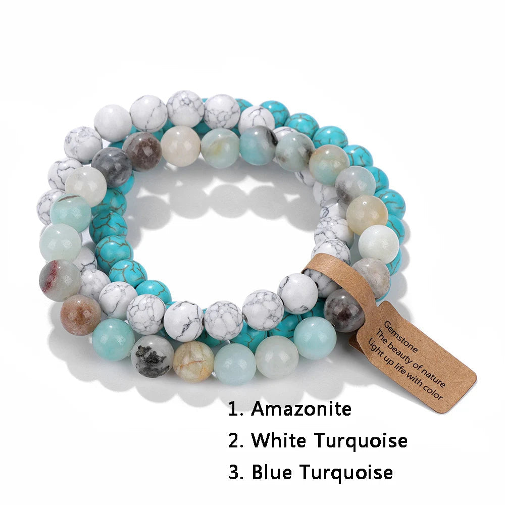 Nahaufnahme eines schimmernden Opal-Perlenarmbands. Naturstein-Schmuck für Energie & Stil.