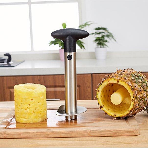 Edelstahl Ananas-Schneider und Schäler für perfekte Fruchtspiralen. Ideal für frische Ananas.