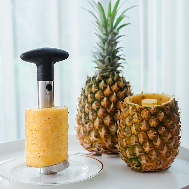Schneller Ananas-Entkerner, -Schäler und -Schneider aus Edelstahl. Macht die Ananaszubereitung einfach.
