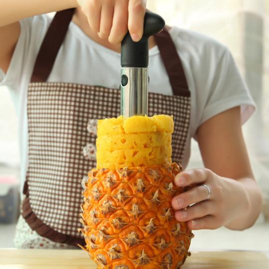 Ananasschneider aus Edelstahl für müheloses Schneiden und Entkernen von Ananas, praktischer Küchenhelfer.