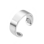 Silber ist ein glänzendes, grauweißes Metall, das oft für Schmuck und Münzen verwendet wird. Es ist bekannt für seine hohe Leitfähigkeit und wird auch in der Elektronik sowie in der Fotografie eingesetzt.