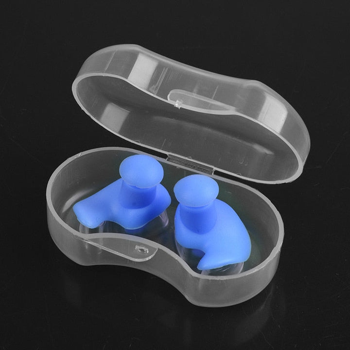 Nahaufnahme: AquaGuard Ohrstöpsel für trockene Ohren. Ergonomisches Design, wasserdicht für Komfort.
