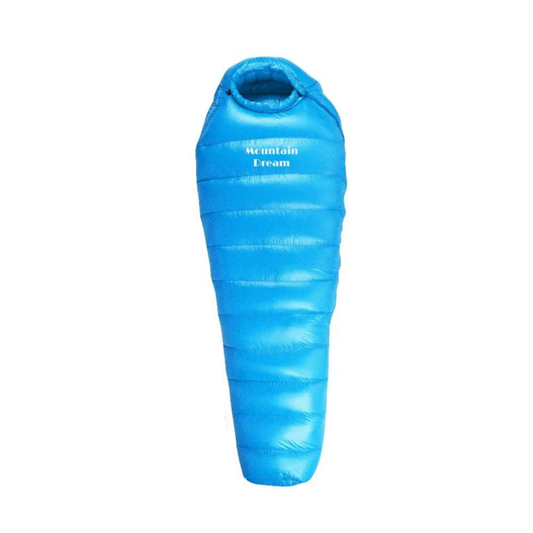 Zusammengepackter ArcticNest Winterschlafsack, leicht & kompakt für Rucksacktouren & Expeditionen.