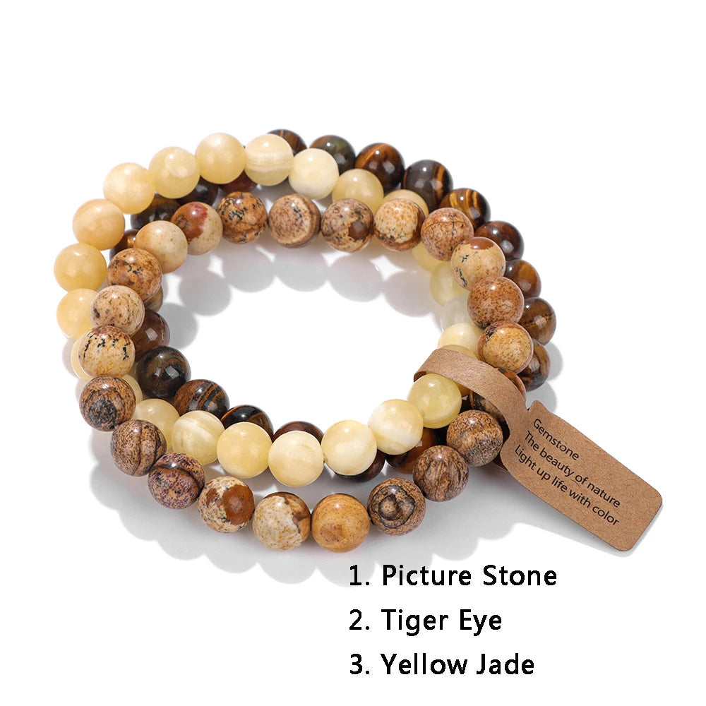 Detailansicht der glänzenden Opal-Perlen auf einem Unisex Naturstein-Armband. Hochwertiger Edelstein-Schmuck.