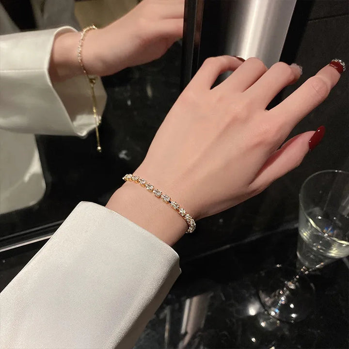 Damen Schlangenkette Goldarmband mit Zirkon, geometrischem Muster. Ideal als Modeschmuck für Party & Geschenk.