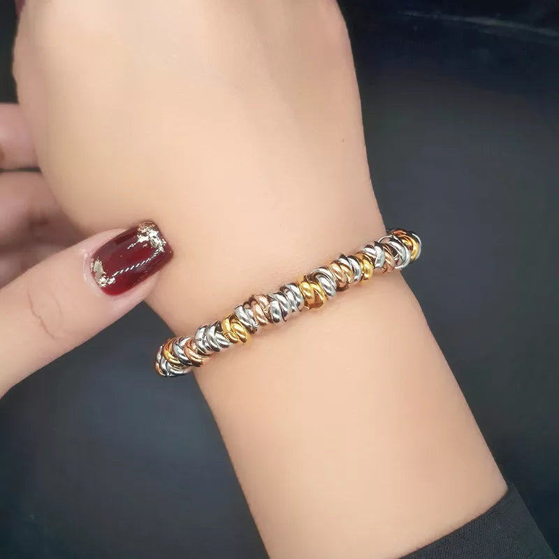Dreifarbiges Kettenarmband für Damen mit goldenen Perlen, luxuriöser Edelstahl-Schmuck als Geschenkidee.