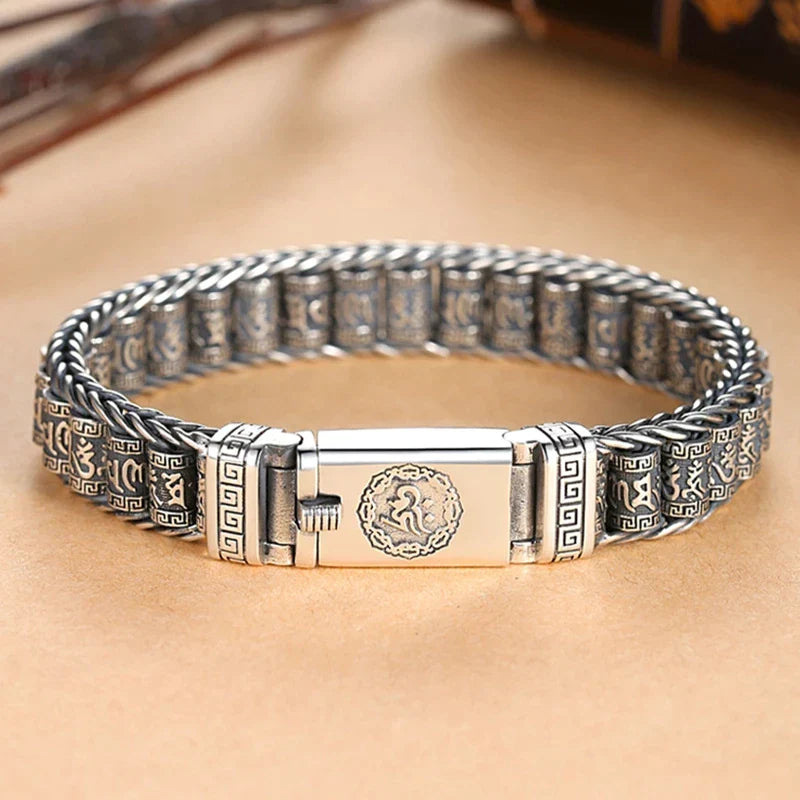 Nahaufnahme des buddhistischen Armbands mit detailreicher Om Mani Padme Hum Gravur; Glücksbringer Schmuck.