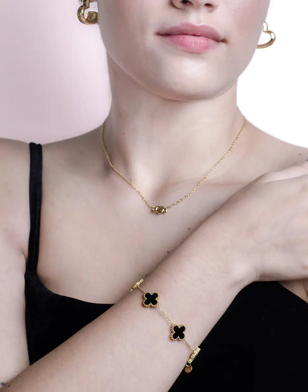 Glücksbringer Damenarmband: fünfblättriges Kleeblatt-Design aus Edelstahl für eleganten Look.