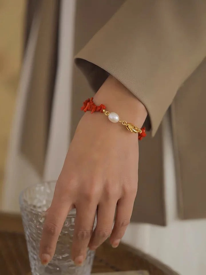 Close-up eines eleganten Damen-Korallenarmbands in Rot, handgefertigt aus Natur-Edelsteinen für einzigartigen Stil.