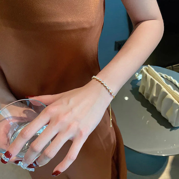 Irisches Eleganz Damenarmband, vergoldet aus Edelstahl. Perfektes Goldarmband für stilvolle Frauen und Feste.