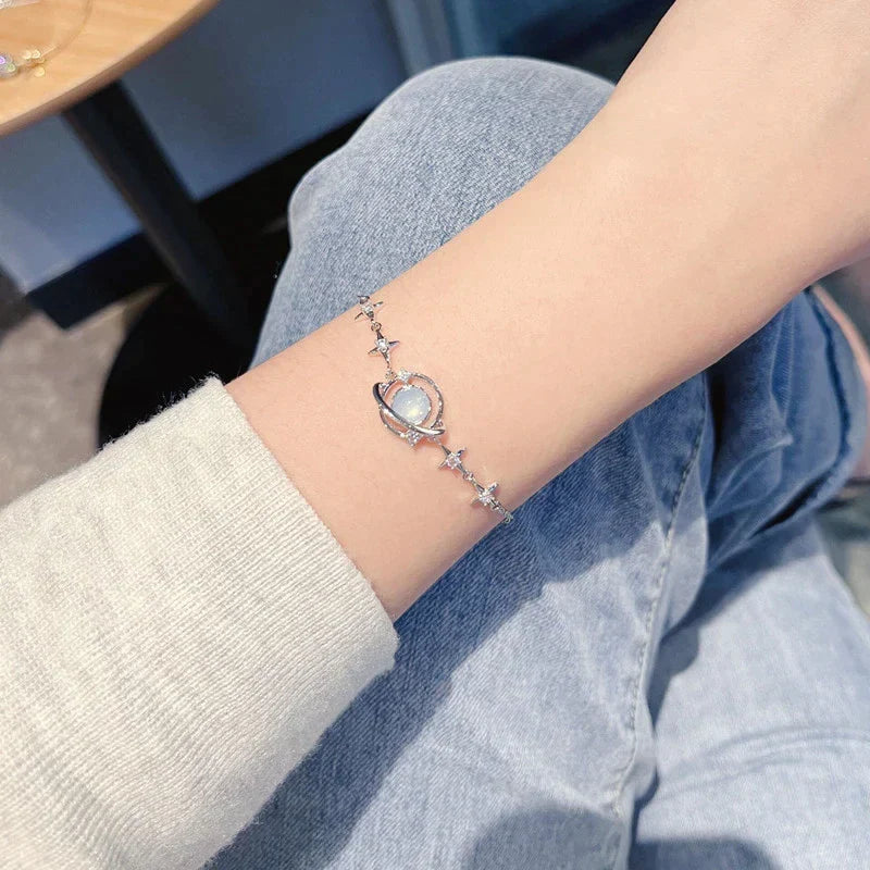 Funkelndes S925 Silber Charme-Armband für Damen, universelles Kosmos-Design. Eleganter Damenschmuck am Handgelenk.