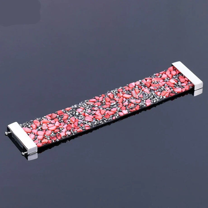 Edles Damen-Lederarmband mit glänzenden Naturstein- und Kristall-Elementen für Eleganz.