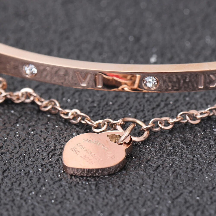 Edelstahl-Liebesarmreif, unisex, mit funkelndem Zirkon-Herz. Perfektes Partnerarmband und Schmuckgeschenk.