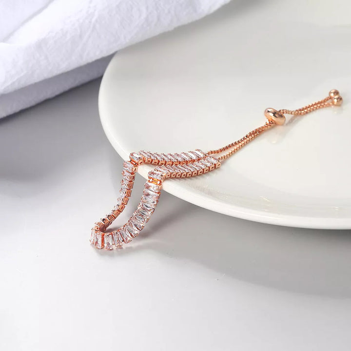 Modisches Damenarmband in Roségold, verstellbar. Glänzendes Schmuckstück, ideal als Geschenk oder Accessoire.