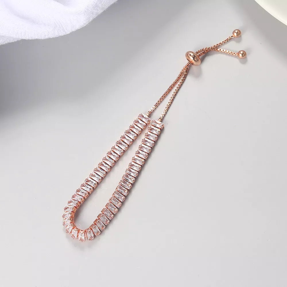 Verstellbares Roségold Damenarmband, elegant und minimalistisch. Modisches Schmuckstück, ideal als Geschenk.