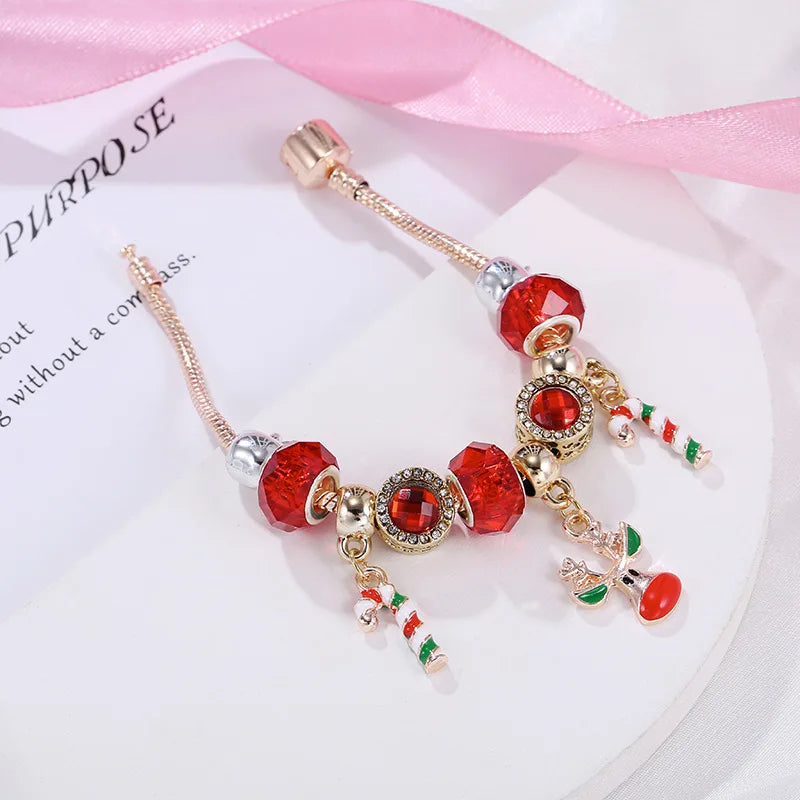 Zauberhaftes Damen Fest-Armband mit Weihnachtsbaum- & Rentier-Charms. Winter-Schmuck für magische Momente.