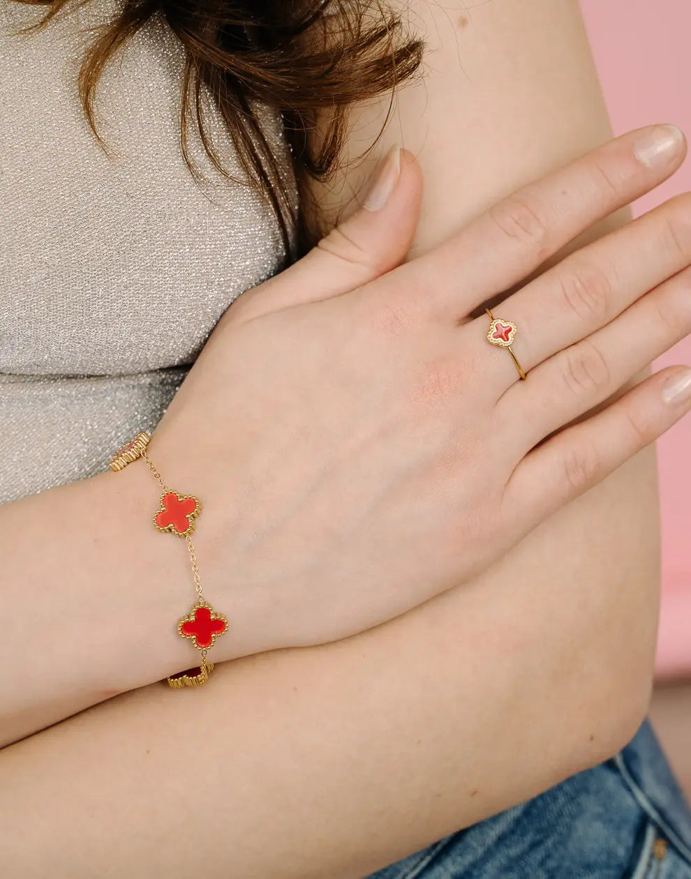 Nahaufnahme: Damen-Armband mit detailreichem fünfblättrigem Kleeblatt. Hochwertiger Edelstahl-Schmuck.