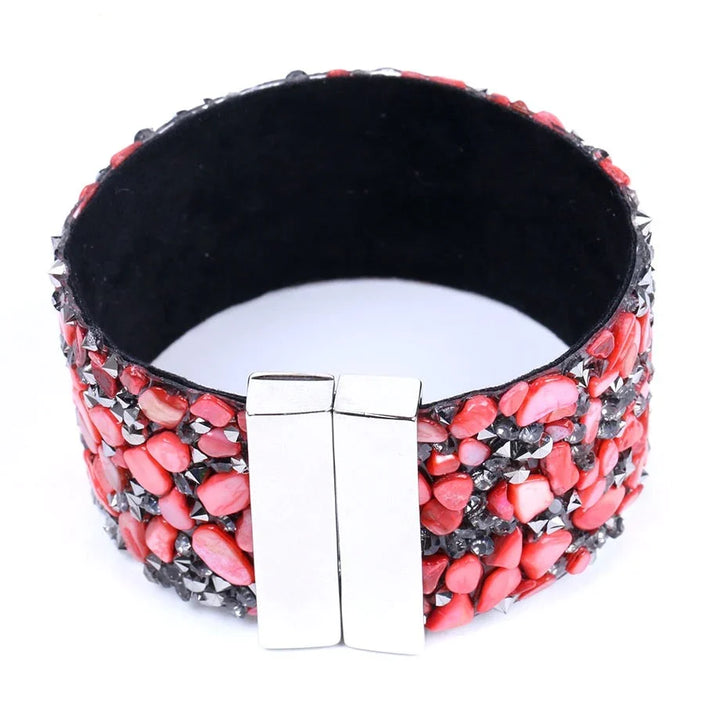 Damen-Lederarmband mit schimmernden Natursteinen und Kristallen, rechteckiges Design, Magnetverschluss.