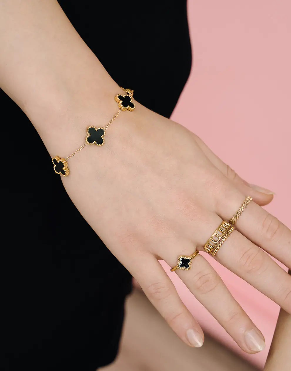 Damen-Accessoire: elegantes Armband mit fünfblättrigem Kleeblatt. Geschenkidee für jeden Anlass.