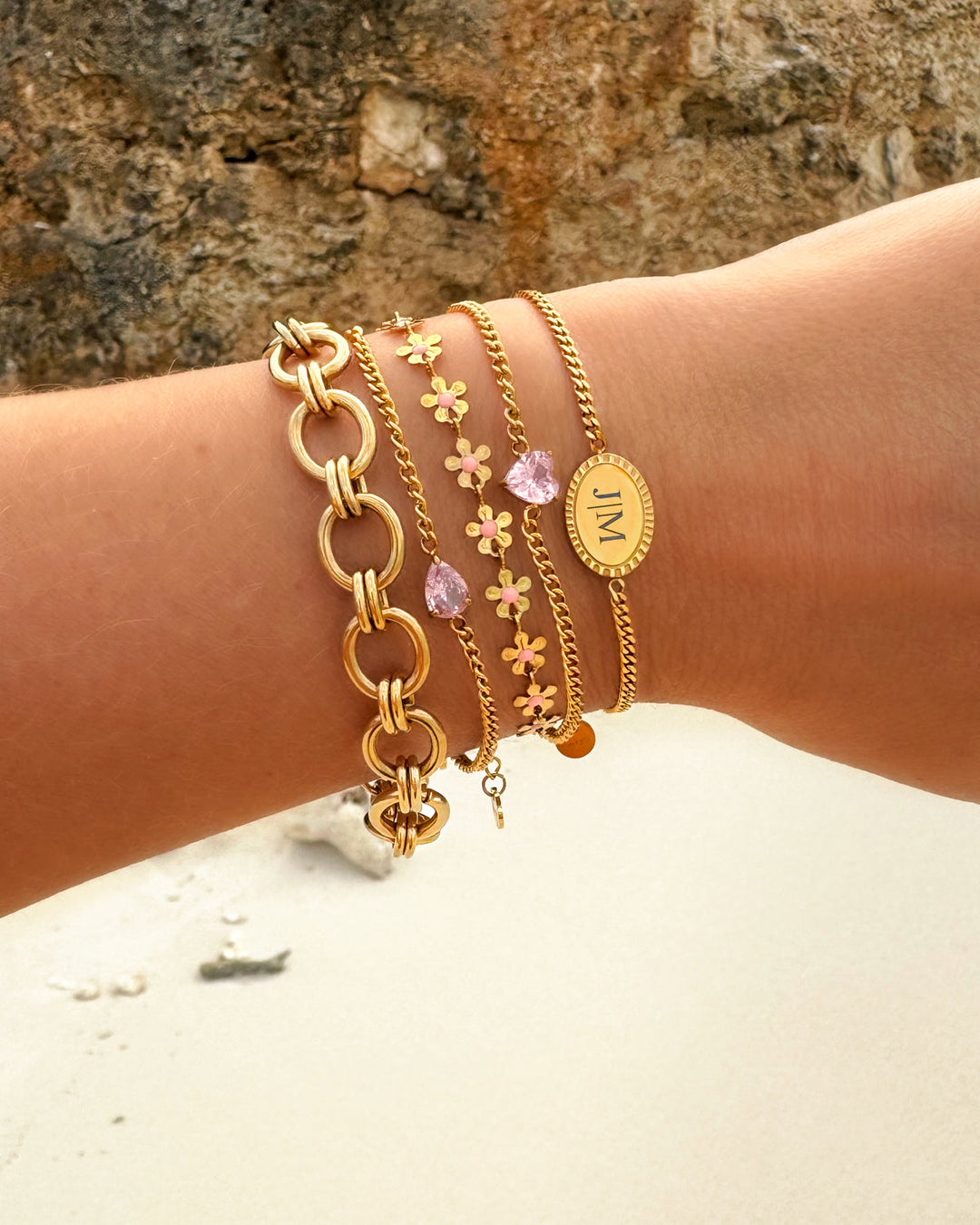 Nahaufnahme des personalisierten Damen Herz Geburtsstein Armbands mit funkelndem Geburtsstein.