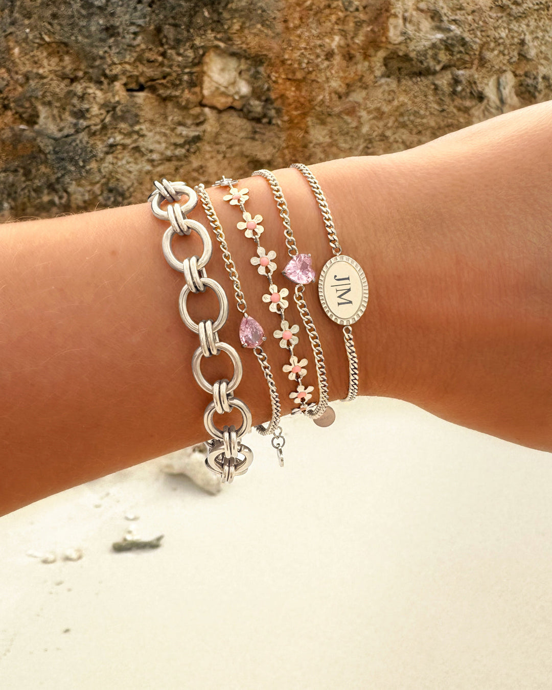 Elegantes Damen Herz Geburtsstein Armband am Handgelenk, zeitloser personalisierter Schmuck.