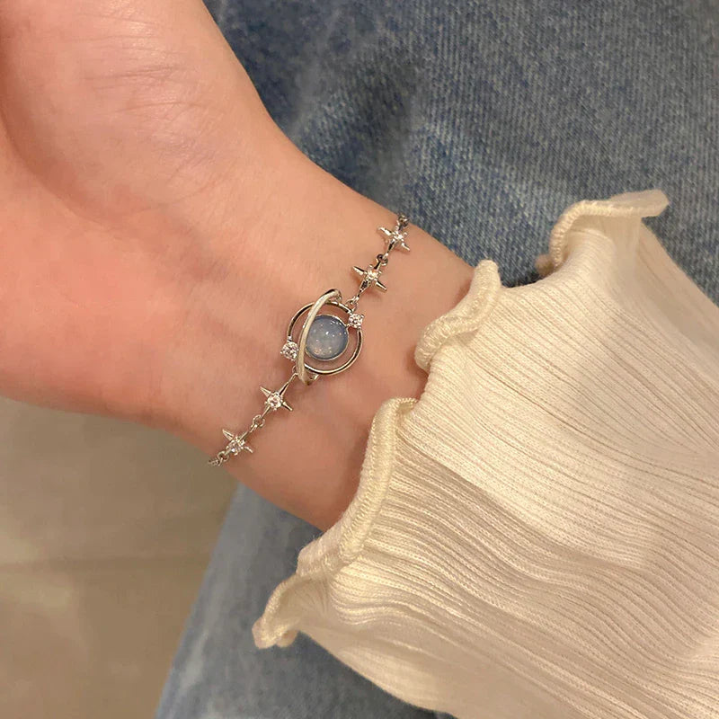 Damen Cosmo Charme-Armband aus S925 Silber, elegant am Handgelenk. Universelle Inspiration, Damenschmuck.