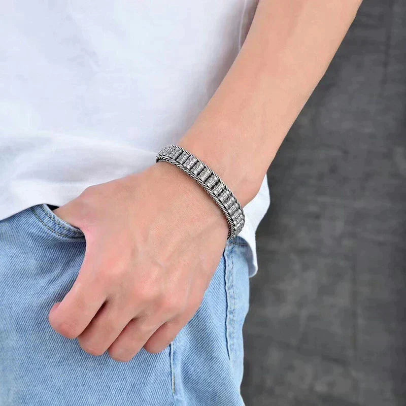 Versilbertes buddhistisches Armband für Unisex mit Om Mani Padme Hum Schriftzug, spiritueller Glücksbringer.