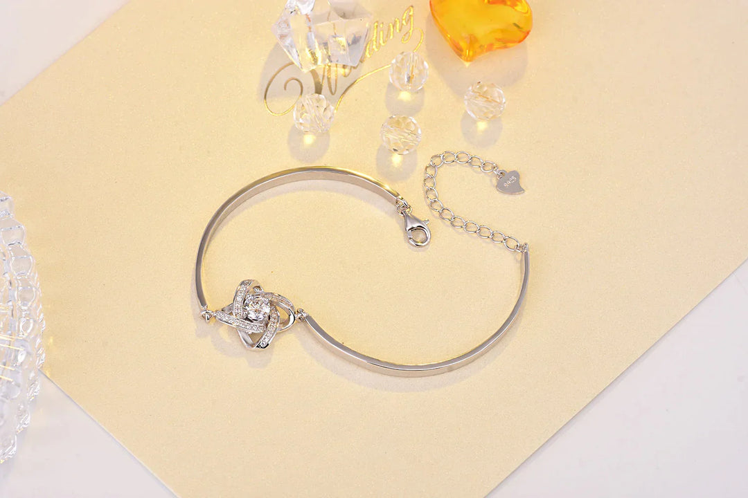 Verstellbares Damen Liebesknoten Armband aus poliertem Edelstahl mit glitzernden Zirkonia, ein zeitloses Juwel.