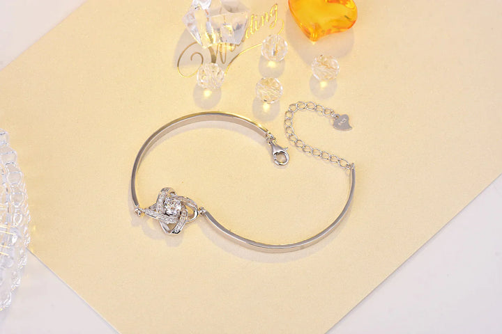 Verstellbares Damen Liebesknoten Armband aus poliertem Edelstahl mit glitzernden Zirkonia, ein zeitloses Juwel.