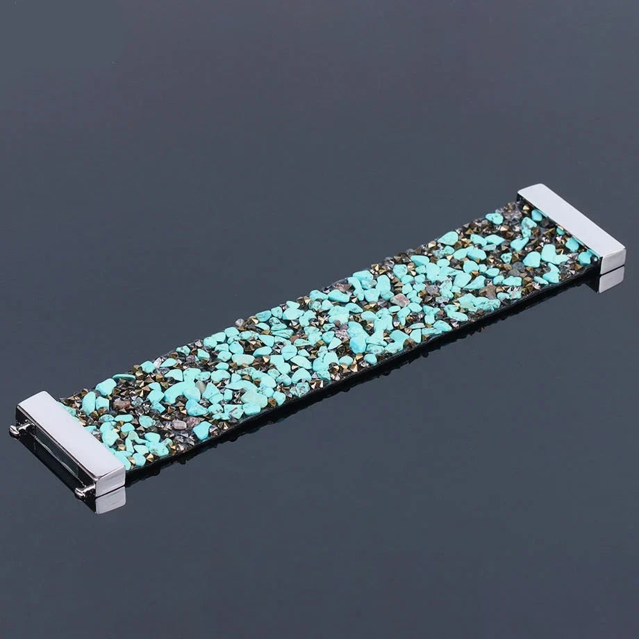 Mehrreihiges Wickelarmband für Damen, gefertigt aus Leder, Natursteinen und schimmernden Kristallen.
