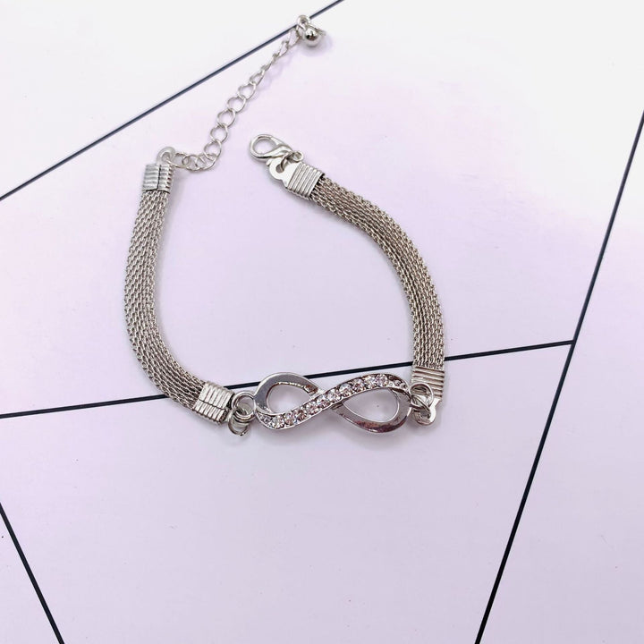 Zeitloses Damen Infinity-Armband aus Sterling-Silber. Klassisches Unendlichkeitszeichen, eleganter Damenschmuck für immer.