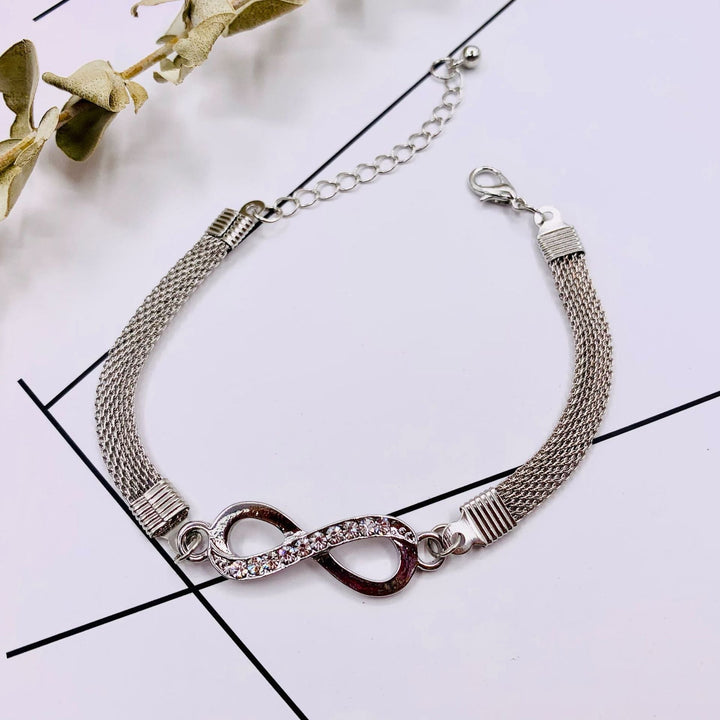 Symbolisches Damen Infinity Armband aus Silber, steht für ewige Liebe und Verbundenheit.