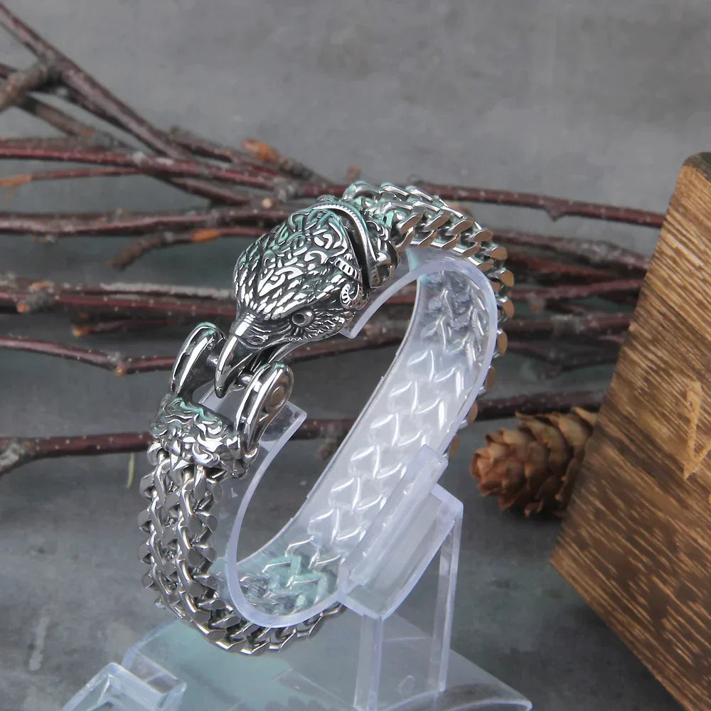 Hochwertiges Wikinger Herrenarmband aus Silber, handgefertigt mit nordischen Symbolen wie Wolf oder Adler.
