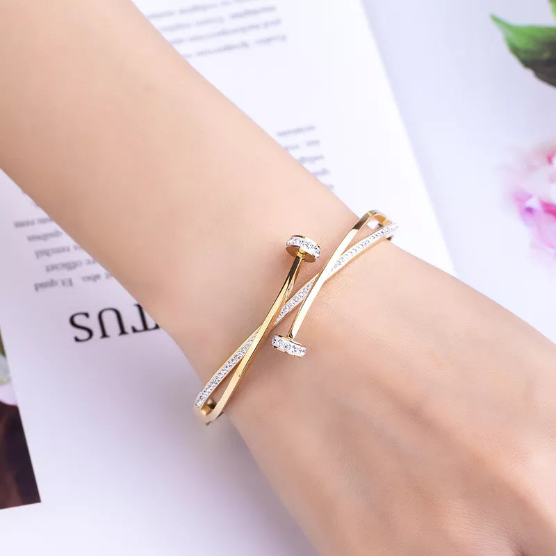 Funkelndes Roségold-Nagelkopf-Armband für Damen mit strahlenden Kristallen. Ein schickes Kristallarmband.