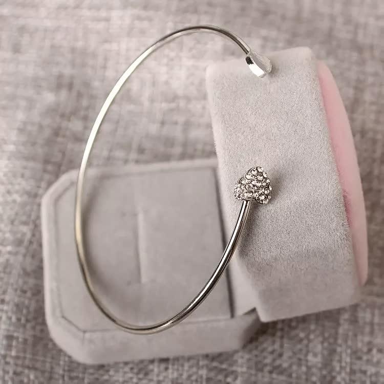 Schlichtes Damen Herzarmband Set, eleganter Partnerschmuck in Gold und Silber, perfektes Geschenk für Sie.