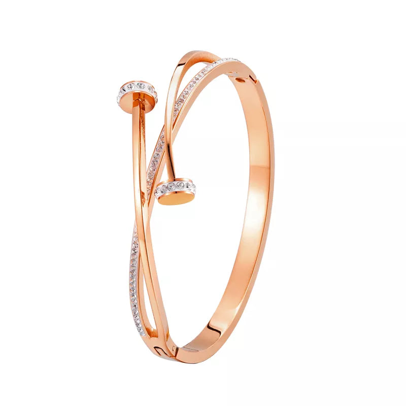 Schillerndes silbernes Damen-Armband im Nagelkopf-Design mit edlen Kristallen. Elegantes Manschettenarmband.