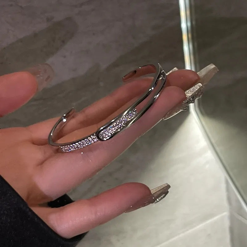 Exquisites Damen-Bangel-Armband aus 925er Silber mit Zirkonia. Elegant, verstellbar und ein tolles Geschenk.