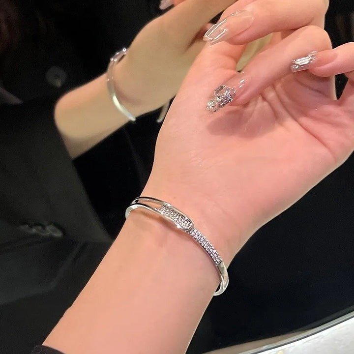 Verstellbares 925er Silberarmband für Damen mit strahlendem Zirkonia. Moderner Schmuck, perfekt für jeden Anlass.