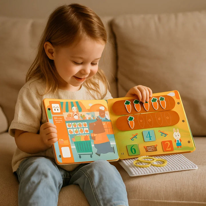 Vielfältige Elemente im Montessori Sensorischen Buch: Schnürsenkel, Klettverschluss und Formen für Kleinkinder.