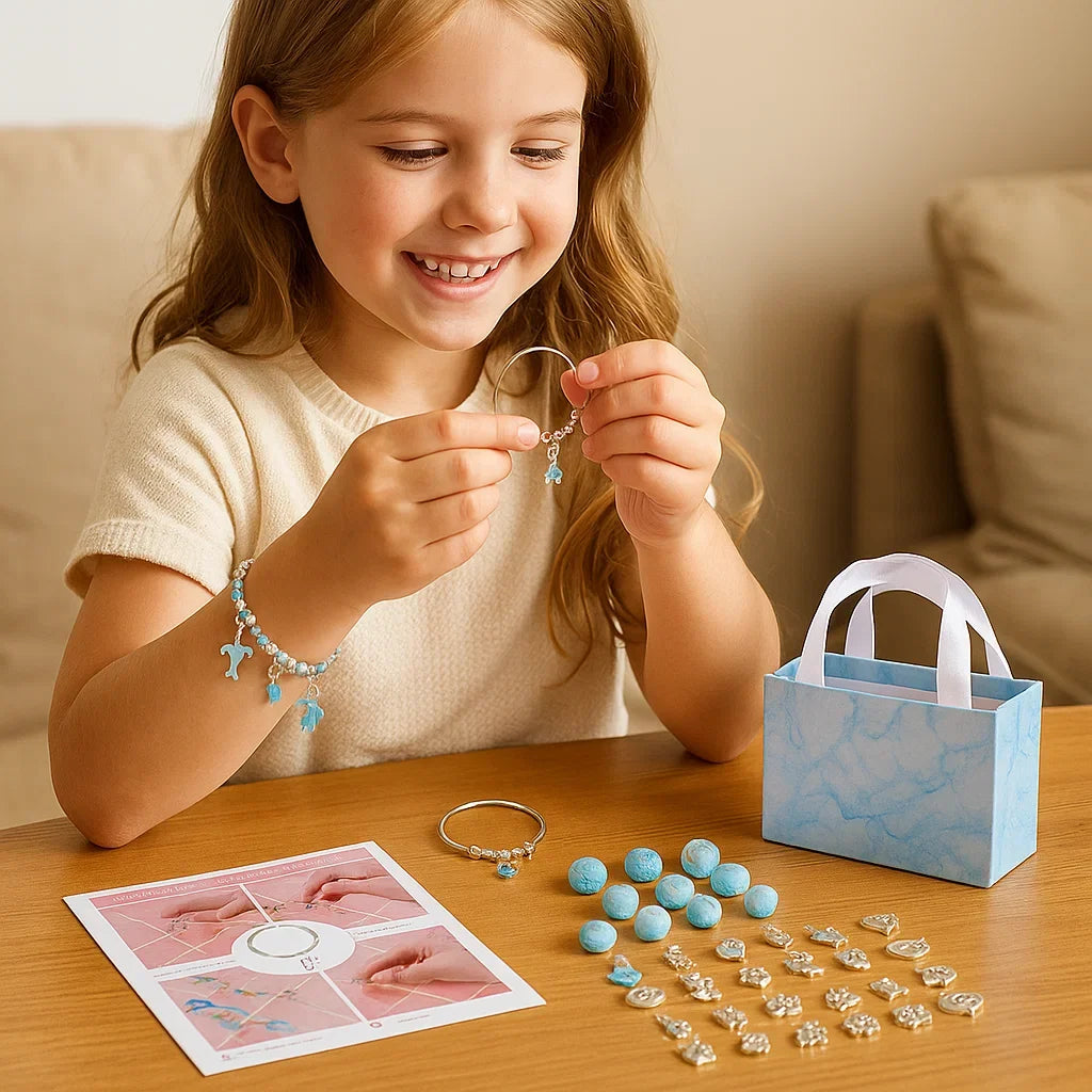 Kinderhände basteln farbenfrohen Schmuck mit Perlen aus dem Kreativ Bastelset für DIY Fans.