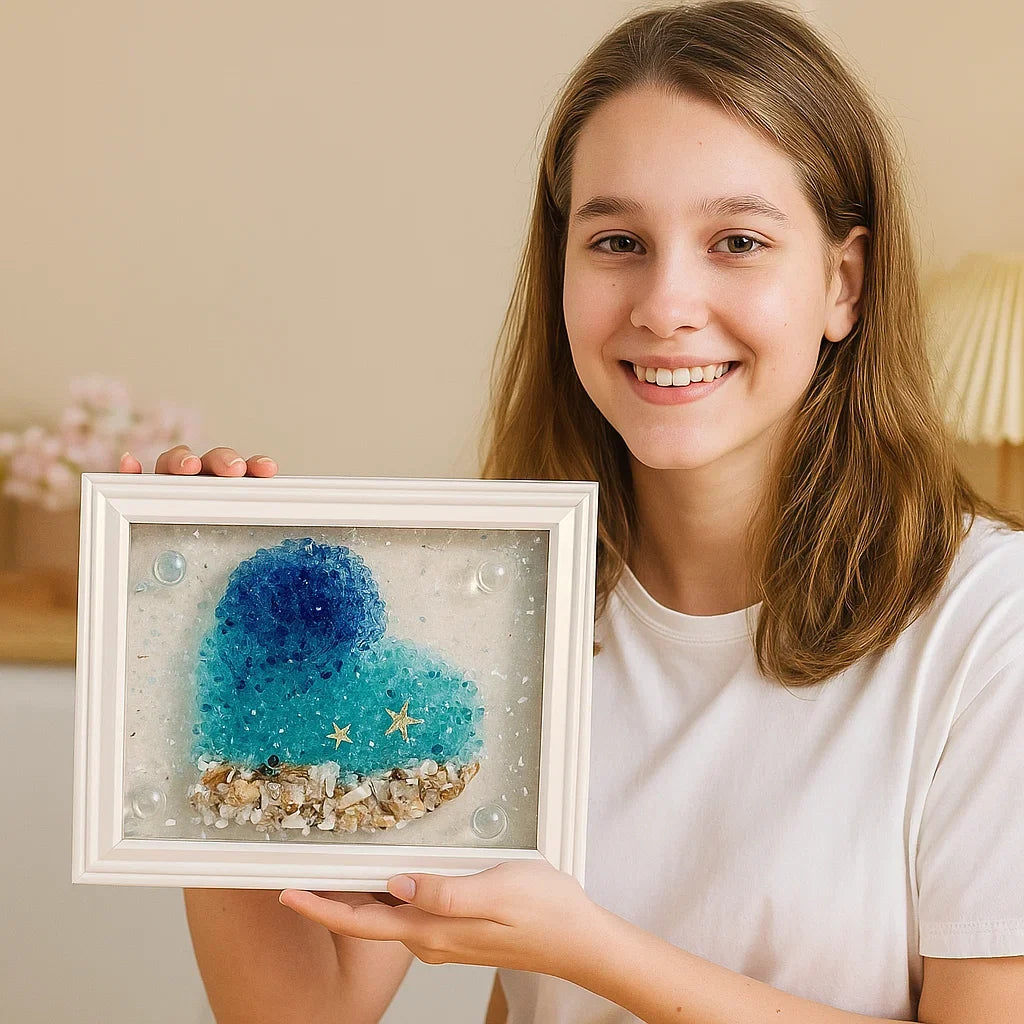 Hände beim Kreativ-Basteln mit Meerglas: Entspannendes DIY Kunstset für individuelle Deko-Projekte.