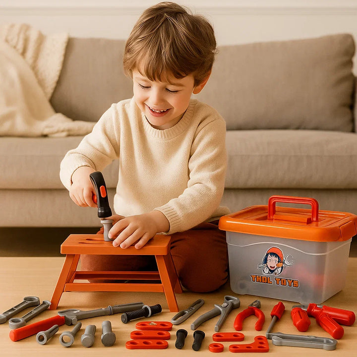 Detailansicht vom robusten Kinder Werkzeugset: Spielhammer, Zange, Schraubendreher. Ideal für kleine Handwerker.