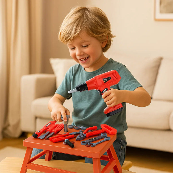 Kind spielt begeistert mit farbigem Kinder Werkzeugset, fördert Motorik & Kreativität beim Bauen. Rollenspiel.